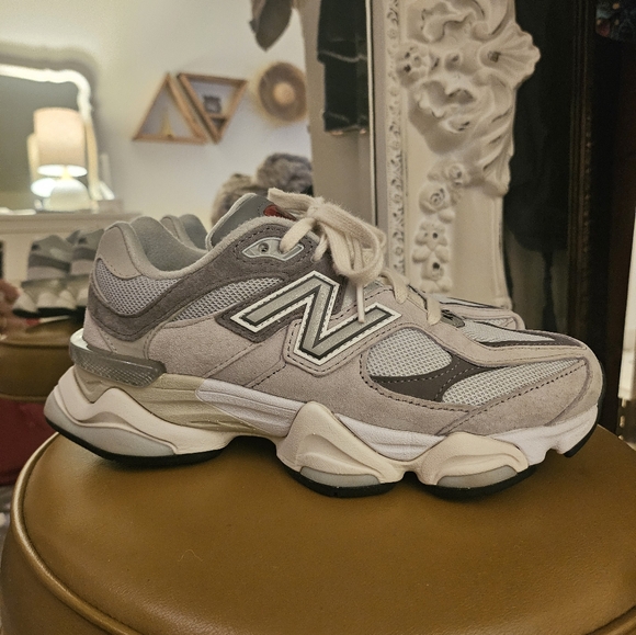 New Balance 9060, size 6.5-7, like new - Picture 3 of 8